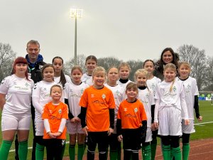 Juniorinnen als Einlaufkinder bei den Frauen des SV Werder Bremen