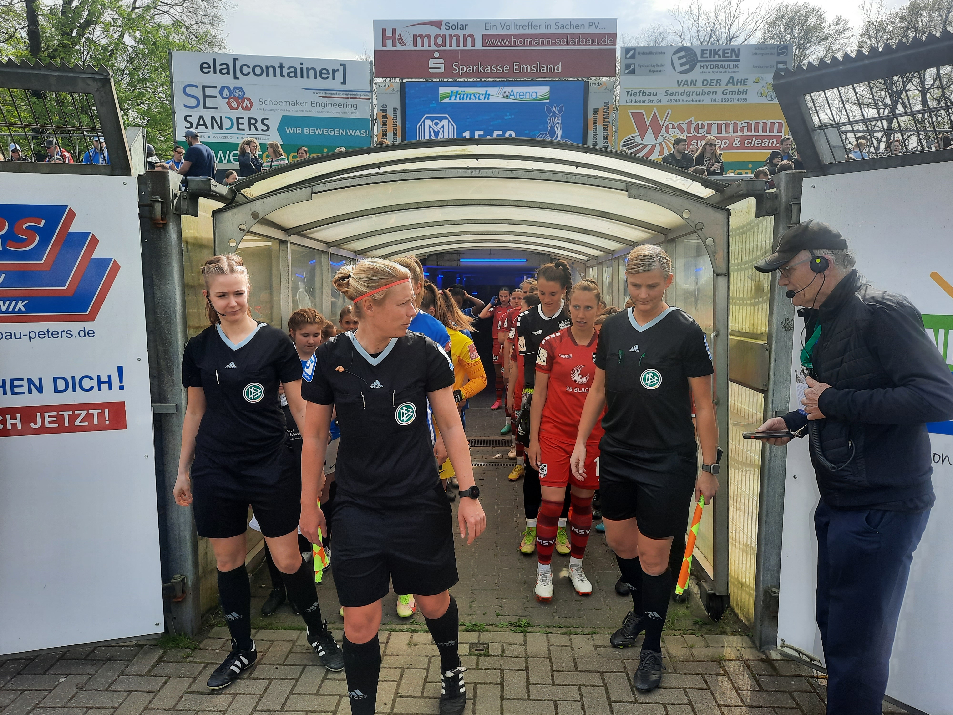 E2-Jugend als Einlaufkinder beim SV Meppen Frauen
