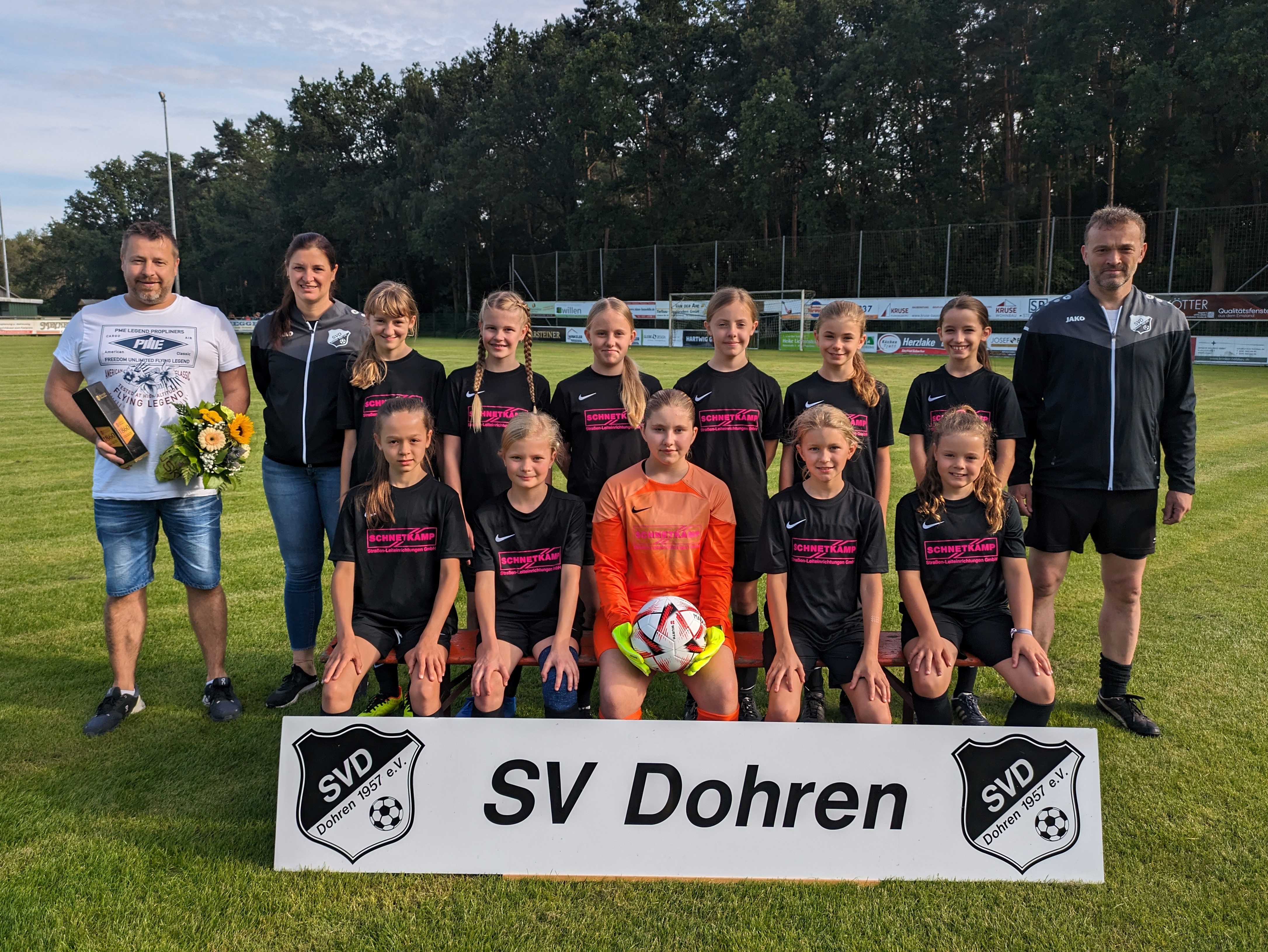 Mädchenmannschaft mit neuen Trikots
